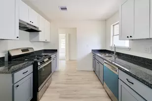 301 Cypress St, Lake Jackson, TX 77566 - Photo 15