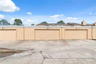 12111 Bob White Dr, Houston, TX 77035 - Photo 21