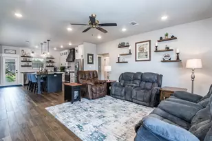 1 Greystone Ct, Angleton, TX 77515 - Photo 5
