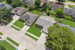 2355 Farriers Bend Dr, Friendswood, TX 77546 - Photo 5