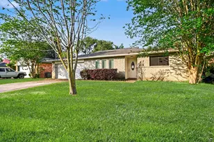 16923 Blackhawk Blvd, Friendswood, TX 77546 - Photo 3