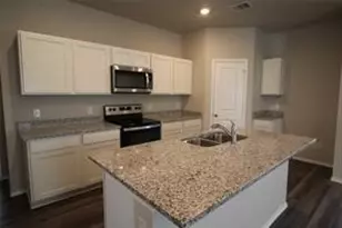 323 Pecos Dr, Huntsville, TX 77340 - Photo 3