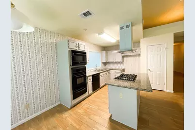 107 S Village Knoll Circle, The Woodlands, TX 77381 - Photo 9