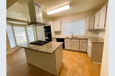 107 S Village Knoll Circle, The Woodlands, TX 77381 - Photo 11