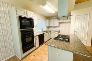 107 S Village Knoll Cir, The Woodlands, TX 77381 - Photo 7