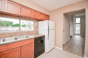 10855 Meadowglen Ln, Houston, TX 77042 - Photo 7