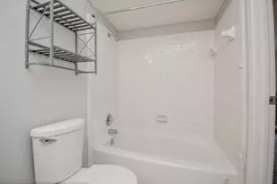 10855 Meadowglen Ln, Houston, TX 77042 - Photo 15