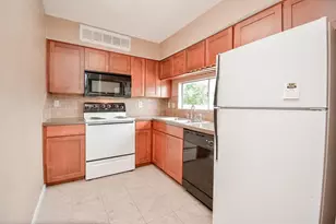 10855 Meadowglen Ln, Houston, TX 77042 - Photo 5