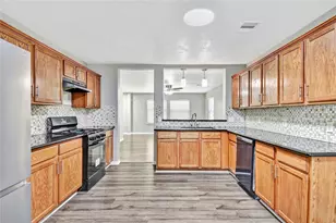 5601 Savannah Woods Ln, Rosharon, TX 77583 - Photo 5