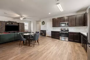 996 Crossing Dr, Bryan, TX 77803 - Photo 3
