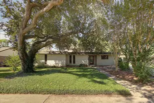 118 Lily St, Lake Jackson, TX 77566 - Photo 1