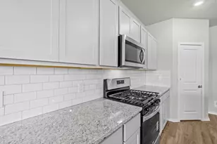 243 Magnolia Laurel Dr, Alvin, TX 77511 - Photo 5