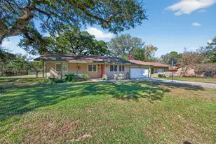 204 King Dr, Columbus, TX 78934 - Photo 3