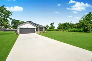 925 1st St, Hempstead, TX 77445 - Photo 3