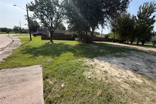 4401 Kitty Chapin Ave, Orange, TX 77632 - Photo 3