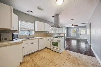 2101 Lawrence Street, Houston, TX 77008 - Photo 3