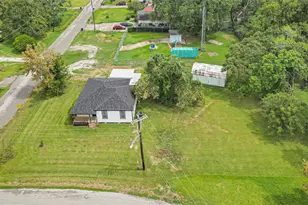 839 Yaupon St, Clute, TX 77531 - Photo 1