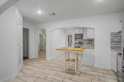 8159 Glenhollow Drive, Houston, TX 77033 - Photo 9