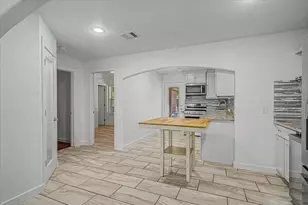 8159 Glenhollow Dr, Houston, TX 77033 - Photo 9