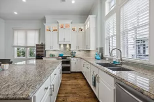 246 E 28th St, Houston, TX 77008 - Photo 3