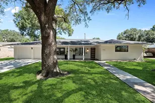 704 Fleetwood St, Baytown, TX 77520 - Photo 1