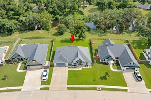216 Creekside Ln, Lake Jackson, TX 77566 - Photo 3