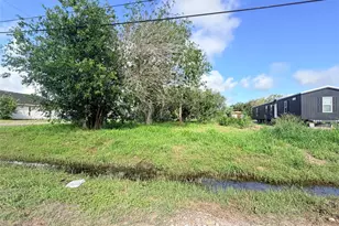 107 Shaw St, Refugio, TX 78377 - Photo 1