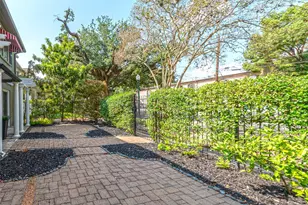 210 Emerson St, Houston, TX 77006 - Photo 11