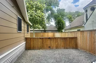 202 Fannin St, Tomball, TX 77375 - Photo 3