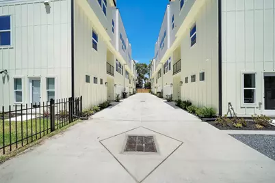 1015 W 24th Street #B, Houston, TX 77008 - Photo 5