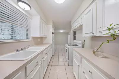 9215 Linda Vista Rd, Houston, TX 77078 - Photo 7