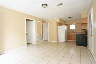 2460 W Shane St, Alvin, TX 77511 - Photo 3
