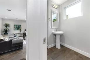 8411 Hempstead Rd, Houston, TX 77008 - Photo 13