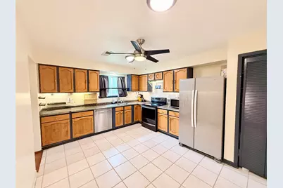 2410 Point Comfort Court, Webster, TX 77598 - Photo 7