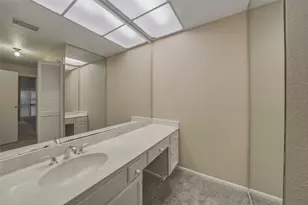 11711 Memorial Dr, Houston, TX 77024 - Photo 23