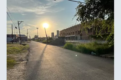 1611 Sylvester Road, Houston, TX 77009 - Photo 11