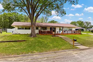 305 N Harvey St, Caldwell, TX 77836 - Photo 1