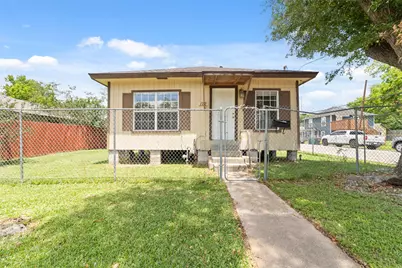122 E Murrill Avenue, Baytown, TX 77520 - Photo 1