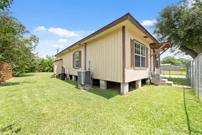 122 E Murrill Avenue, Baytown, TX 77520 - Photo 17