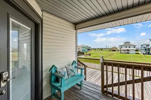 970 Gulfview Dr, Crystal Beach, TX 77650 - Photo 3