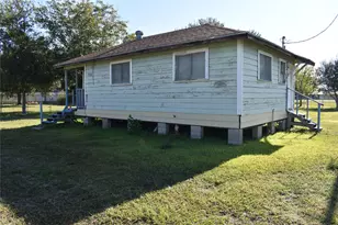 705 Margie St, Wallis, TX 77485 - Photo 5