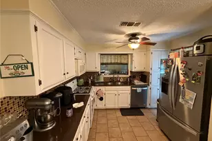108 Timberline Dr, Port Lavaca, TX 77979 - Photo 5