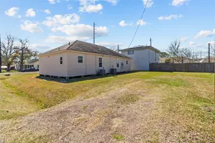 317 E B St, La Porte, TX 77571 - Photo 11
