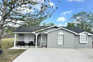 201 S 5th St, Highlands, TX 77562 - Photo 1