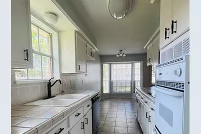 212 Dogwood Street, Lake Jackson, TX 77566 - Photo 9