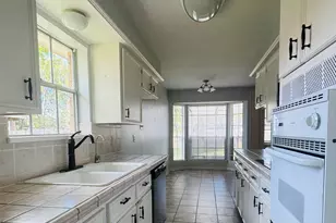 212 Dogwood St, Lake Jackson, TX 77566 - Photo 9