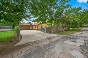 403 White St, Madisonville, TX 77864 - Photo 3