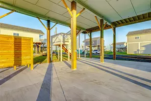 1077 Sunset Circle W, Crystal Beach, TX 77650 - Photo 5