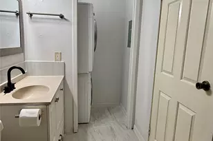 10855 Meadowglen Ln, Houston, TX 77042 - Photo 17