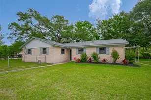 111 N 11th St, Highlands, TX 77562 - Photo 1